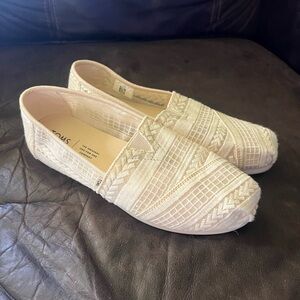 TOMS Womens sz 7 white cream Crochet Slip On Shoes New w/out tags